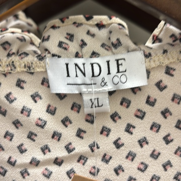 Ruffle Blouse buttons - Picture 3 of 4